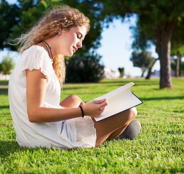 Zijaanzicht van rust vrouw lezen in het park