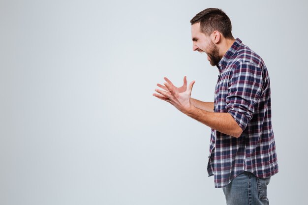 Zijaanzicht van schreeuwende bebaarde man in shirt