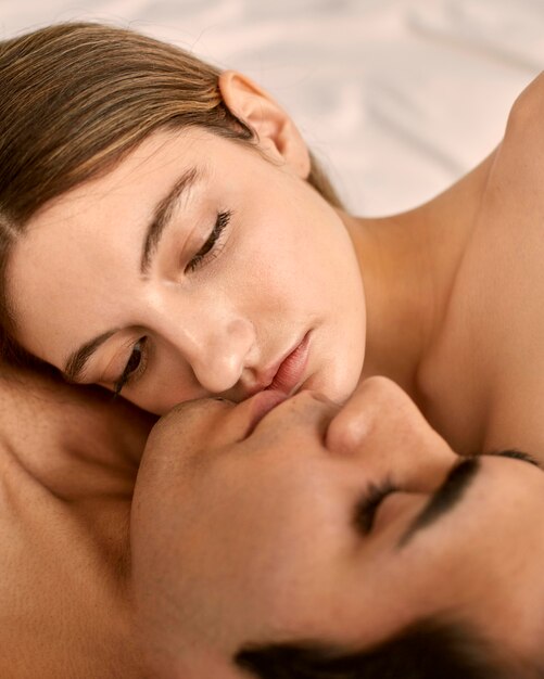 Zijaanzicht van shirtless man en vrouw in bed