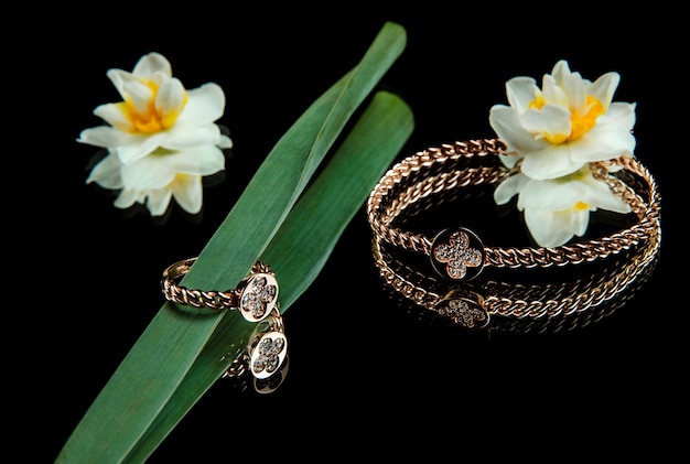 Gratis foto zijaanzicht van sieraden set gouden armband en ring met diamanten