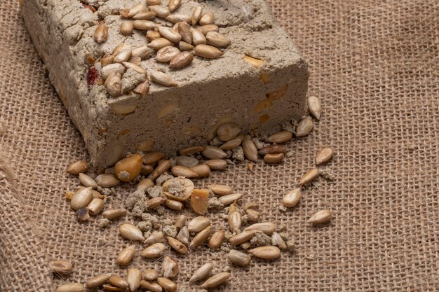 Zijaanzicht van smakelijke halva met zonnebloempitten op een zak