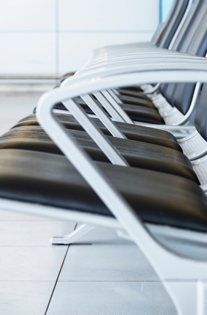 Zijaanzicht van stoelen op de luchthaven