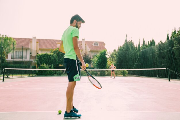 Zijaanzicht van tennisspeler