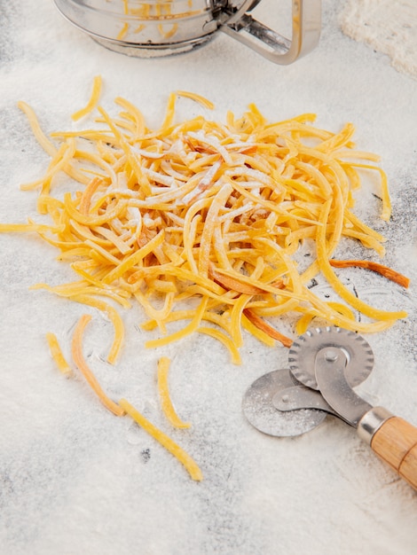 Zijaanzicht van traditionele italiaanse rauwe pasta met eieren