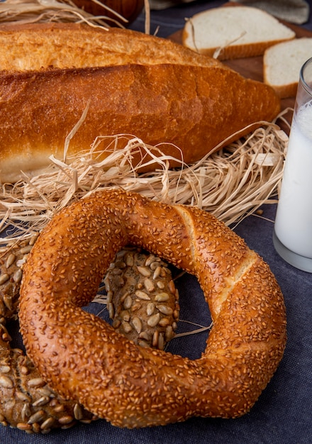 Zijaanzicht van Turkse bagels met stokbrood op stro op kastanjebruine oppervlakte