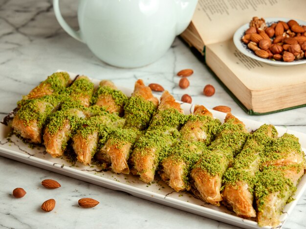 Zijaanzicht van Turkse snoep baklava met pistache op schotel