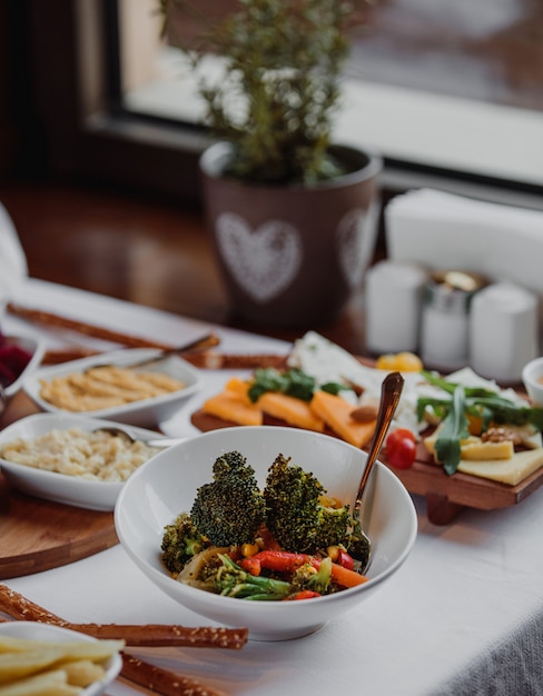 Zijaanzicht van verse broccolisalade in een witte kom op de lijst