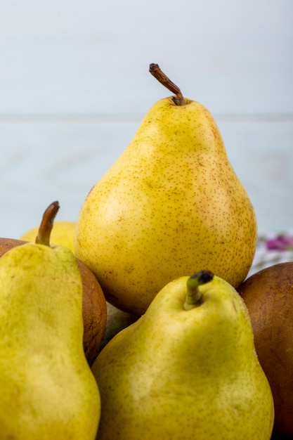 Zijaanzicht van verse rijpe peren op een witte achtergrond