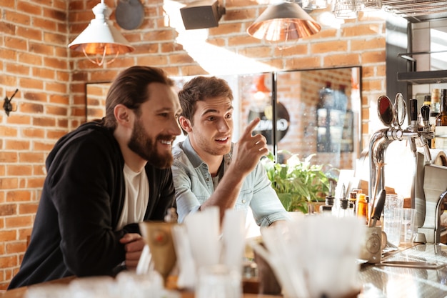 Zijaanzicht van vrienden bij de bar