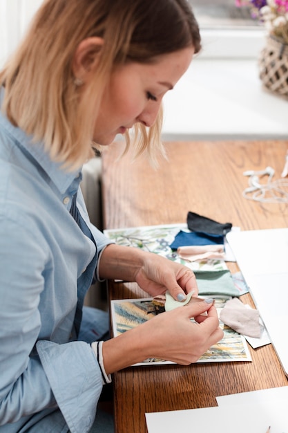 Zijaanzicht van vrouw die aan bureau werkt