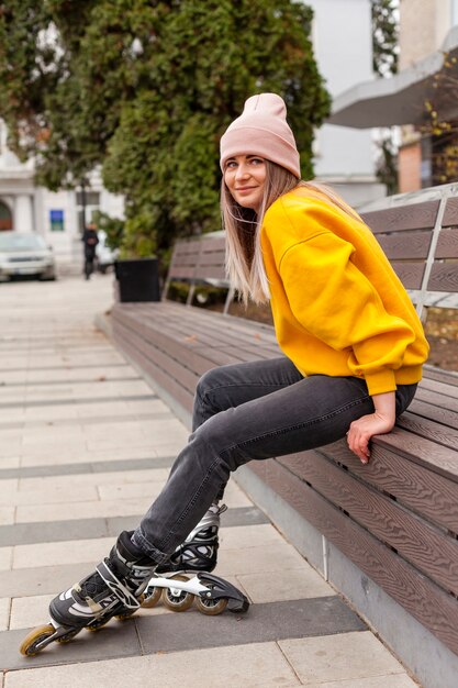 Zijaanzicht van vrouw die beanie en rolbladen draagt