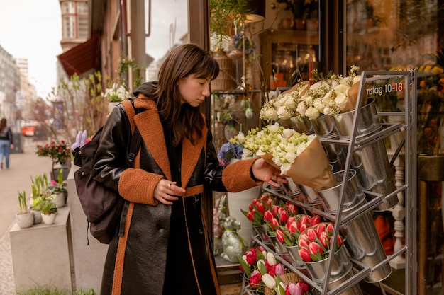 Zijaanzicht van vrouw die bloemen kiest