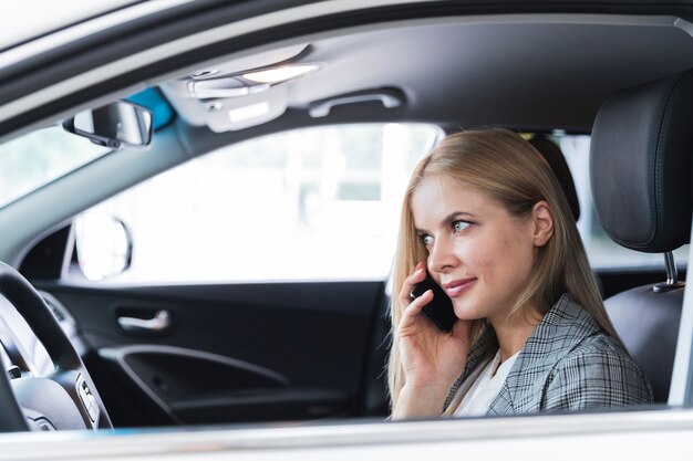 Zijaanzicht van vrouw praten over telefoon