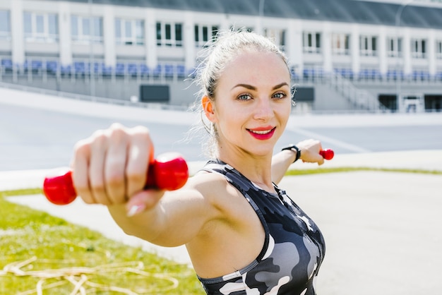 Gratis foto zijaanzicht van vrouw tillen gewichten