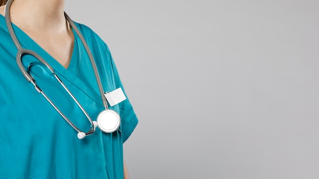 Zijaanzicht van vrouwelijke arts met een stethoscoop