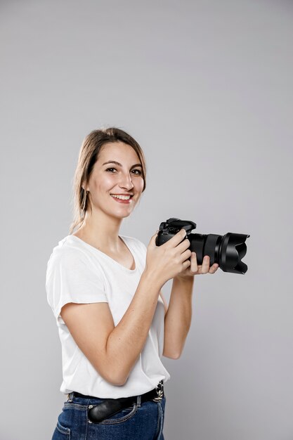 Zijaanzicht van vrouwelijke fotograaf met exemplaarruimte