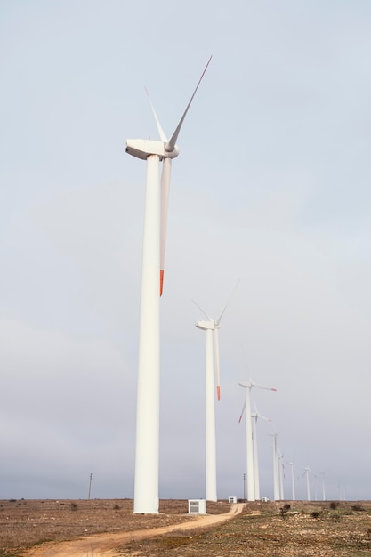 Zijaanzicht van windturbines in het veld dat energie opwekt