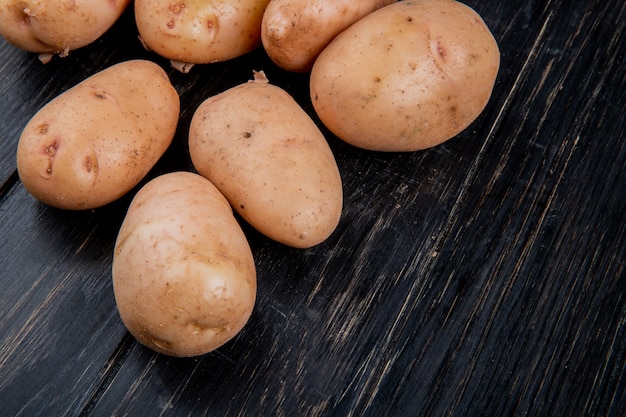 Zijaanzicht van witte aardappelen op houten tafel