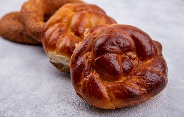 Zijaanzicht van zachte en donzige broodjes geïsoleerd op een witte achtergrond