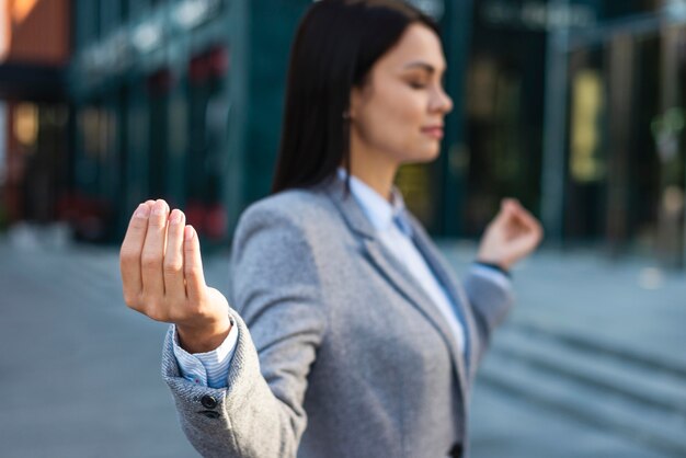 Zijaanzicht van zakenvrouw in zen pose