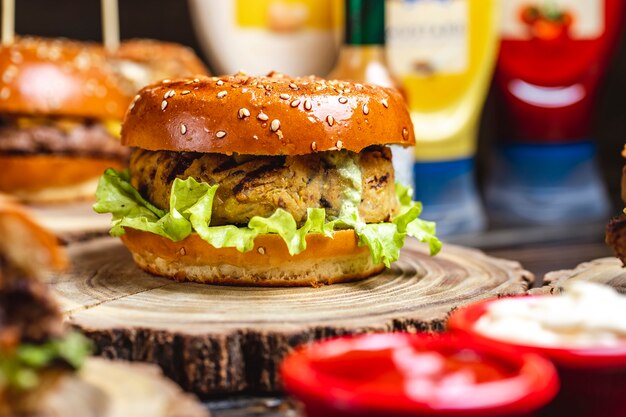 Zijaanzicht vegetarische hamburger vegetarische hamburger en slablad tussen hamburgerbroodjes