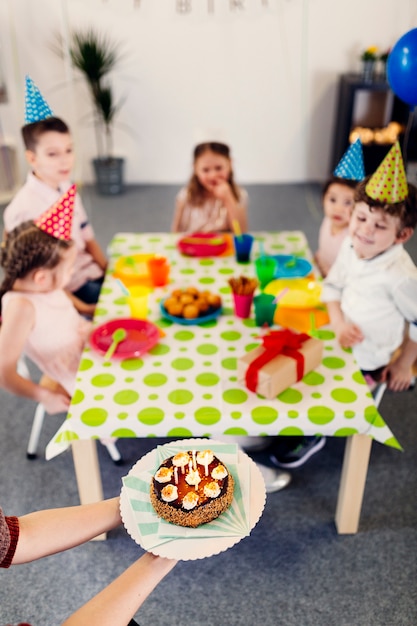 Zijaanzicht verjaardagstaart voor kinderen