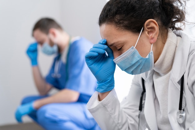Zijaanzicht vermoeide gezondheidswerkers