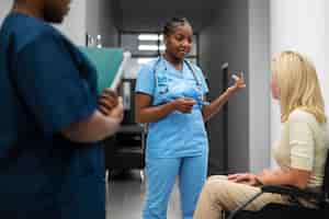 Gratis foto zijaanzicht verpleegkundigen praten met patiënt