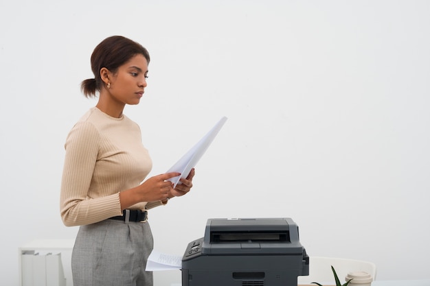 Zijaanzicht verveelde vrouw op het werk