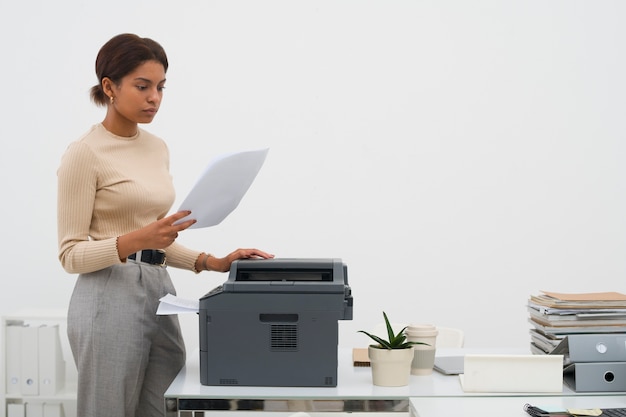 Zijaanzicht verveelde vrouw op het werk