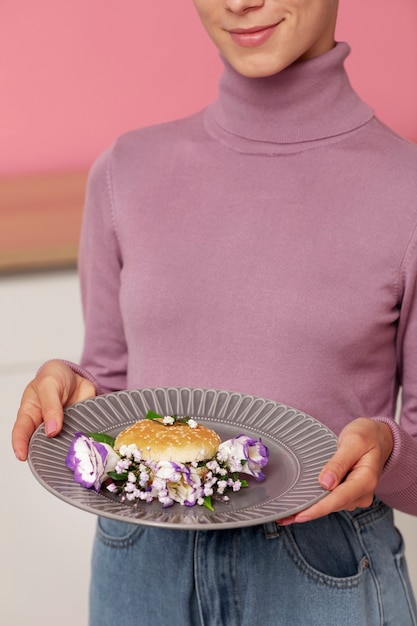 Gratis foto zijaanzicht volwassen bord met burger