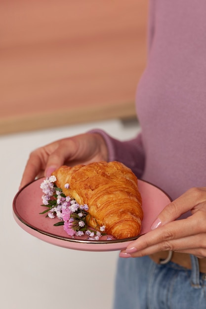 Gratis foto zijaanzicht volwassen bord met croissant