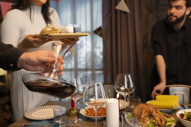 Zijaanzicht vrienden aan het eten