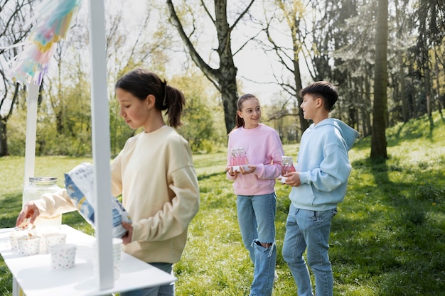 Zijaanzicht vrienden met limonade