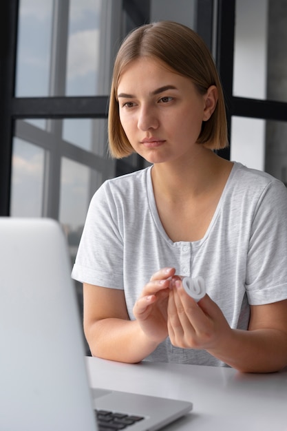 Zijaanzicht vrouw die menstruatiecup opvouwt