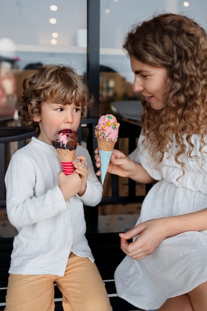 Zijaanzicht vrouw en kind met ijsjes