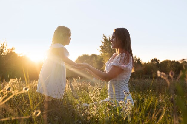 Zijaanzicht vrouw en meisje in de natuur