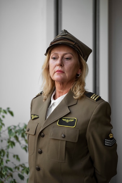 Zijaanzicht vrouw generaal in uniform
