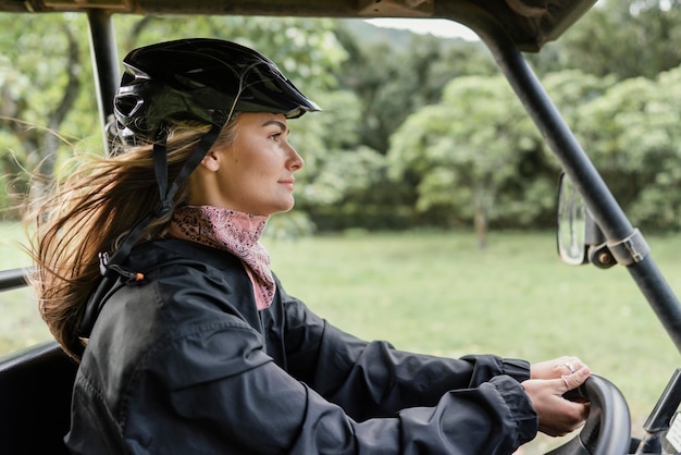 Zijaanzicht vrouw jeep auto rijden