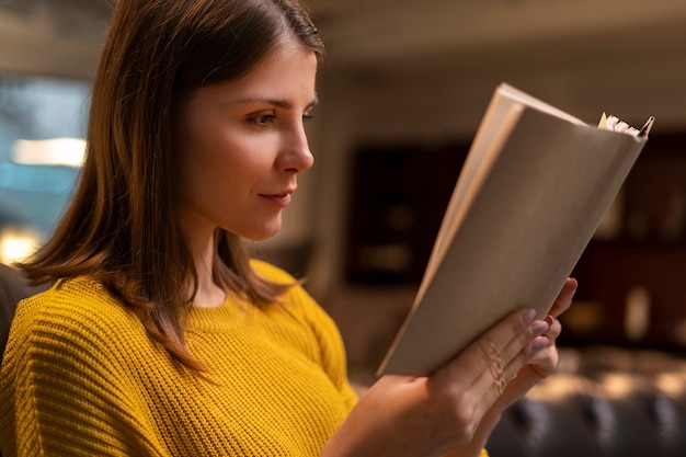 Zijaanzicht vrouw leesboek