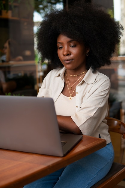 Zijaanzicht vrouw lezen op laptop