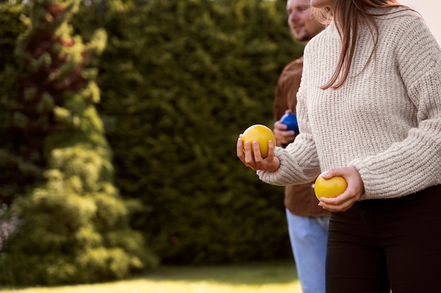 Gratis foto zijaanzicht vrouw met gele ballen