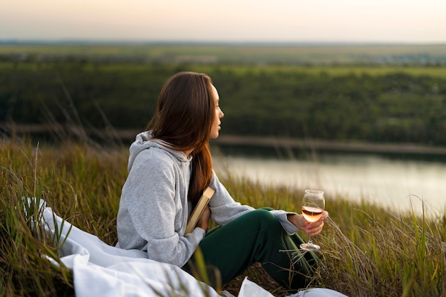 Gratis foto zijaanzicht vrouw met glas