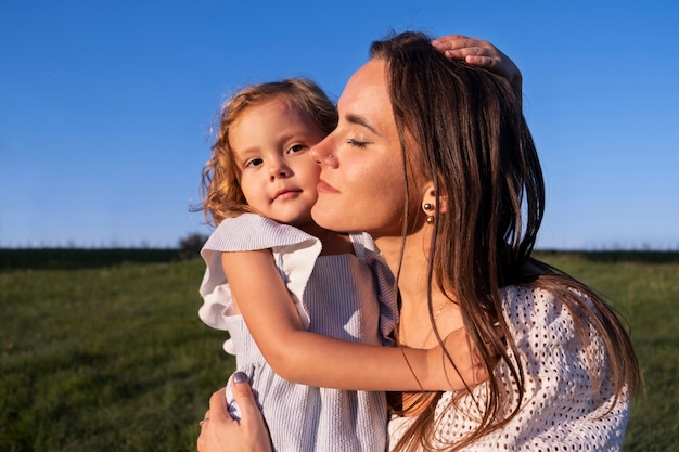 Gratis foto zijaanzicht vrouw met meisje