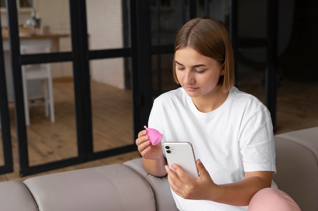 Zijaanzicht vrouw met menstruatiecup