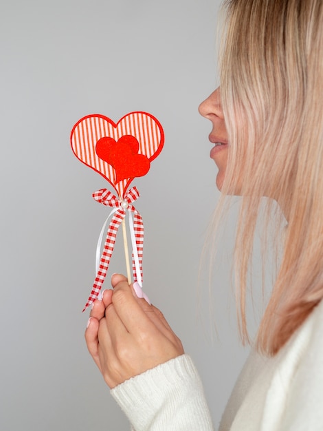 Gratis foto zijaanzicht vrouw met papieren hart