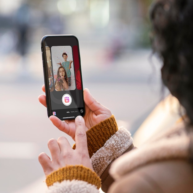 Zijaanzicht vrouw met smartphone