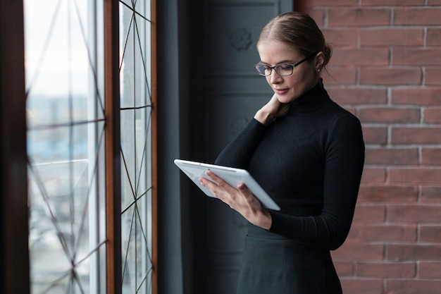 Zijaanzicht vrouw met tablet