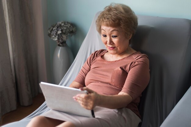 Zijaanzicht vrouw met tablet