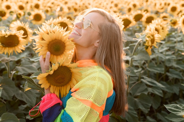 Gratis foto zijaanzicht vrouw opzoeken